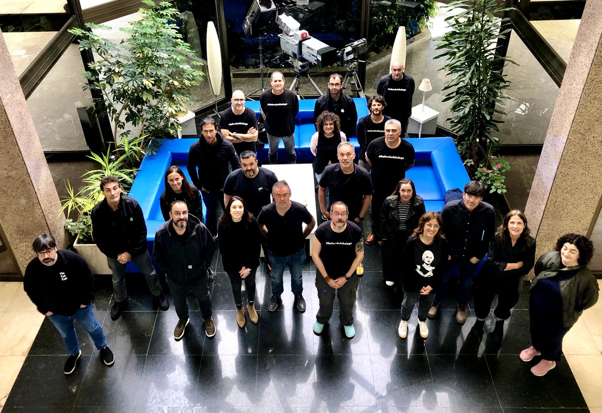 Porque non queremos que se perpetúe a manipulación informativa. Porque queremos que a TVG e a RG saian da decadencia na que están. Porque somos servizo público.

#VenresNegro368CRTVG
#DefendeAGalega
A Túa. A de Todas