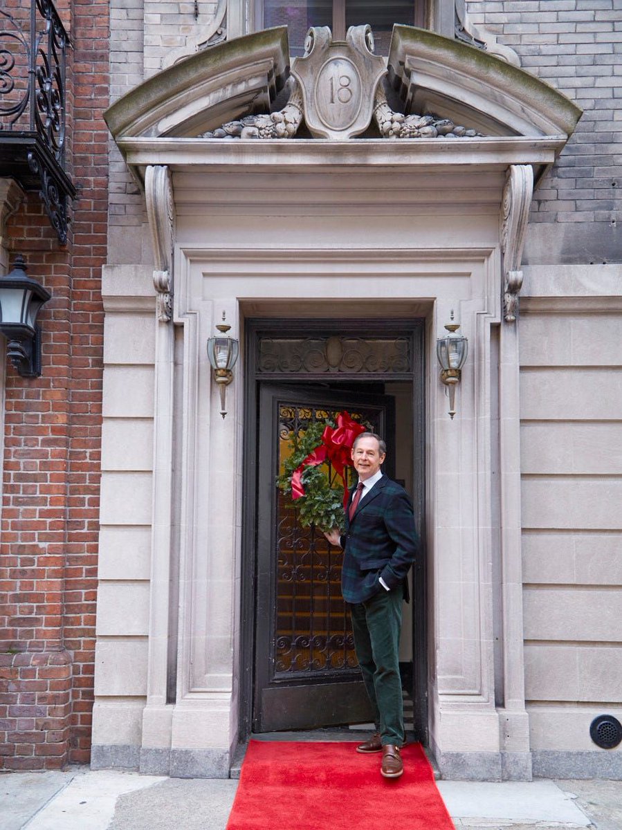 🎄 Christmas Chic 🏠

New York-based interior designer Richard Keith Langham quite literally rolls out the red carpet for guests at his Manhattan home, setting a tone of classic glamour from the moment they arrive! ❤️