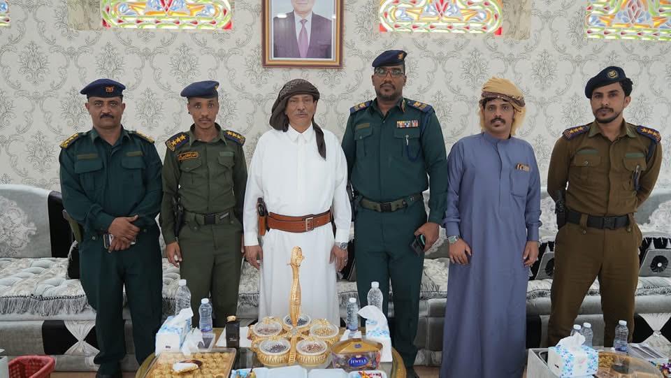 Almhritv's tweet image. محافظ المهرة يستقبل جموع المهنئين بعيد الأضحى ويؤكد على وحدة الصف والتنمية
استقبل معالي محافظ المهرة الأستاذ محمد علي ياسر، صباح اليوم، جموع المهنئين بمناسبة عيد الأضحى المبارك في ديوان المجمع الحكومي بمدينة الغيضة.
وشهد الاستقبال حضور قيادات من السلطة المحلية، وممثلين عن…