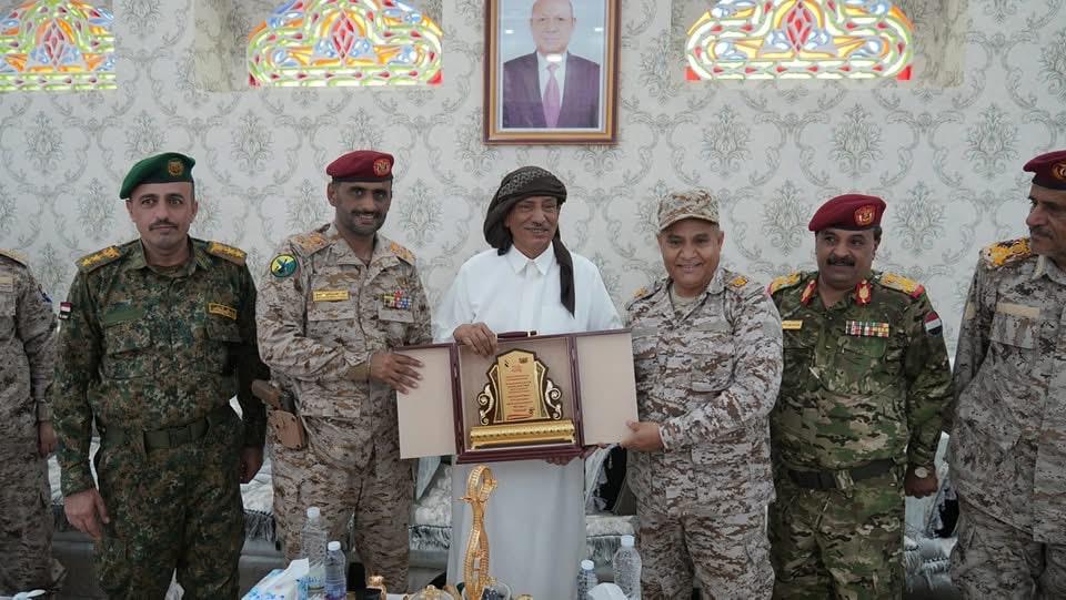 Almhritv's tweet image. محافظ المهرة يستقبل جموع المهنئين بعيد الأضحى ويؤكد على وحدة الصف والتنمية
استقبل معالي محافظ المهرة الأستاذ محمد علي ياسر، صباح اليوم، جموع المهنئين بمناسبة عيد الأضحى المبارك في ديوان المجمع الحكومي بمدينة الغيضة.
وشهد الاستقبال حضور قيادات من السلطة المحلية، وممثلين عن…