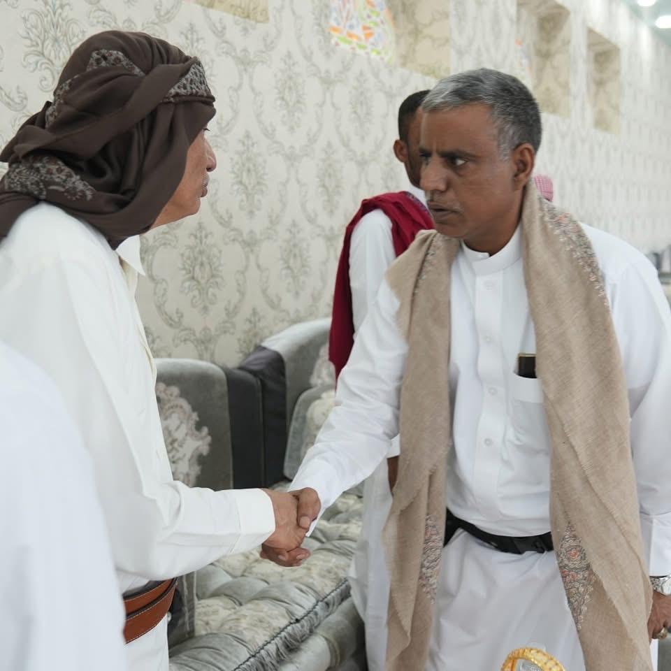 Almhritv's tweet image. محافظ المهرة يستقبل جموع المهنئين بعيد الأضحى ويؤكد على وحدة الصف والتنمية
استقبل معالي محافظ المهرة الأستاذ محمد علي ياسر، صباح اليوم، جموع المهنئين بمناسبة عيد الأضحى المبارك في ديوان المجمع الحكومي بمدينة الغيضة.
وشهد الاستقبال حضور قيادات من السلطة المحلية، وممثلين عن…
