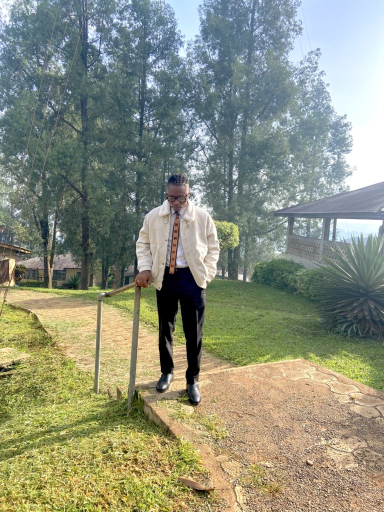 nelodrums's tweet photo. Up n down we struggle,Life is nt smooth nor a straight line cuz gd thgs tk time. We all wanna mk it,We see others mk it yet we struggle in our own hustle.We even get wrong opportunities but God helps us to recognize them. We ask God when our own turn will come, how long… https://t.co/vgpD7uZga3