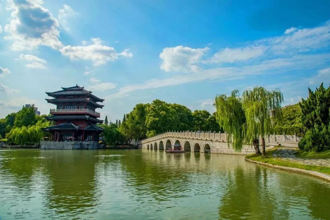 IntAssocofHefei's tweet image. In #Hefei&apos;s Shushan district, digital tech is powering network education. Teachers use smart tools and real-world online topics to engage students, shaping positive values and critical thinking. Micro-morality classes and online platforms boost moral growth beyond classrooms.