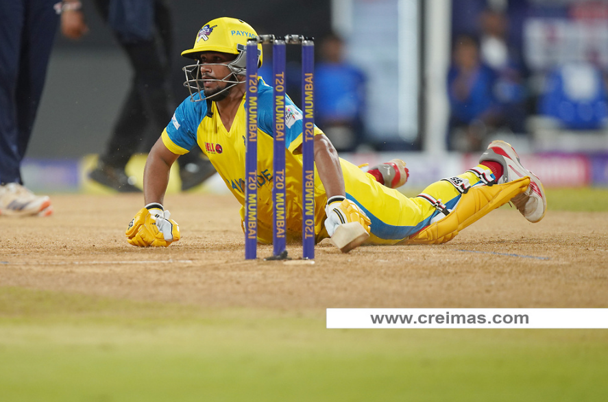 Dcreimas's tweet photo. North Mumbai Panthers need 135 to win
Can ARCS Andheri defend the total?
#T20Mumbai #AalaReAglaStar
For latest pictures click to: https://t.co/XCAztMc87Y https://t.co/vNTEwElTSc