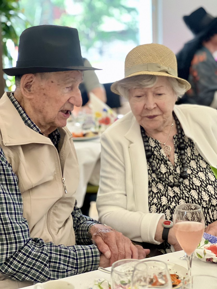 Sävy sävyyn. #kakkuhattu #juhla #hyväelämä <a href="/foibekartano/">Foibekartano</a>