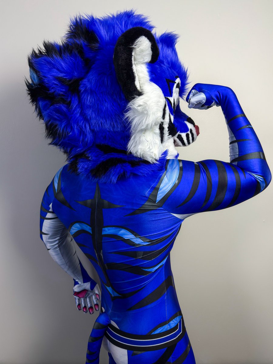 Where would you touch first? 💪
#flexfriday #fursuitfriday
