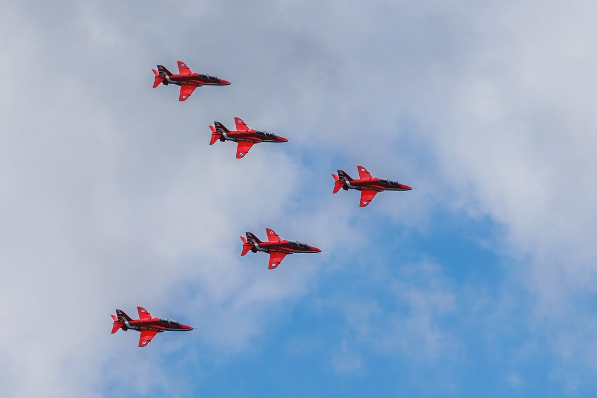 The Red Arrows flying over Crow Park in Keswick this lunchtime; showing their appreciation to <a href="/rfj1966/">RFJ💙 🇺🇦</a> and <a href="/phil_d13/">Phil</a> for their dedication towards Derwentwater. 👍🤣😎