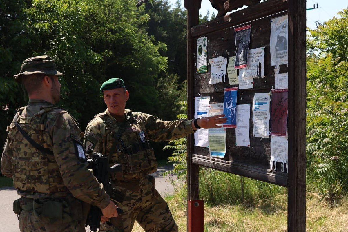 FUTER_ET's tweet image. El #ROI1 participa con Oficiales de Control y Equipos Tácticos #CIMIC y #PSYOPS en el ejercicio multinacional _"SoftCaps"_ 25, llevando a cabo la ejecución de una operacion de respuesta de crisis con amplia actividad CIMIC en #Hungría.
#SomostuEjército