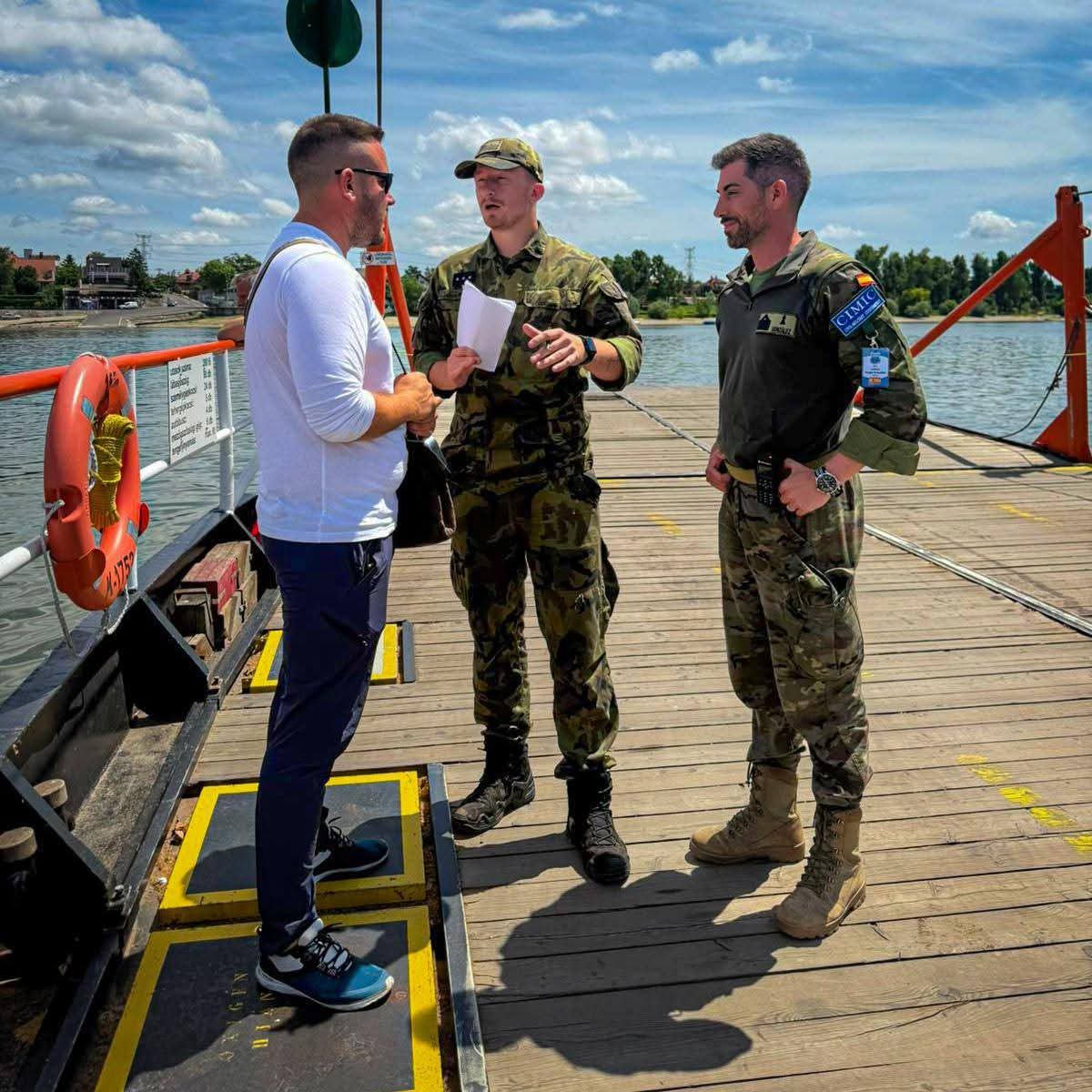 FUTER_ET's tweet image. El #ROI1 participa con Oficiales de Control y Equipos Tácticos #CIMIC y #PSYOPS en el ejercicio multinacional _"SoftCaps"_ 25, llevando a cabo la ejecución de una operacion de respuesta de crisis con amplia actividad CIMIC en #Hungría.
#SomostuEjército