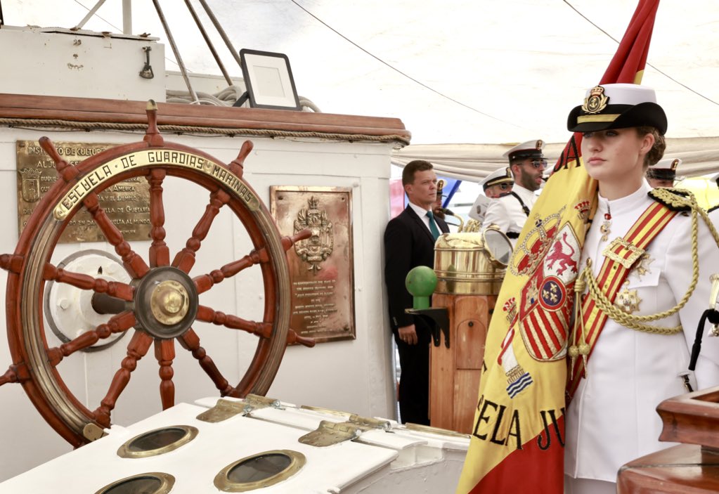 CasaReal's tweet image. La Princesa de Asturias ha oficiado de abanderada en la jura de bandera de españoles residentes en Estados Unidos celebrada durante la escala del Buque Escuela “Juan Sebastián de Elcano” en Nueva York.

➡️casareal.es/ES/actividades…