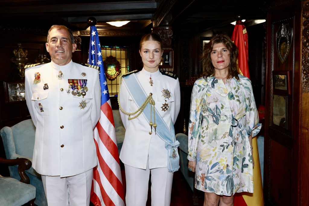 CasaReal's tweet image. La Princesa de Asturias ha oficiado de abanderada en la jura de bandera de españoles residentes en Estados Unidos celebrada durante la escala del Buque Escuela “Juan Sebastián de Elcano” en Nueva York.

➡️casareal.es/ES/actividades…
