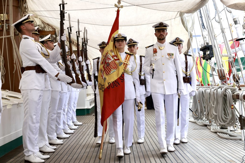 CasaReal's tweet image. La Princesa de Asturias ha oficiado de abanderada en la jura de bandera de españoles residentes en Estados Unidos celebrada durante la escala del Buque Escuela “Juan Sebastián de Elcano” en Nueva York.

➡️casareal.es/ES/actividades…