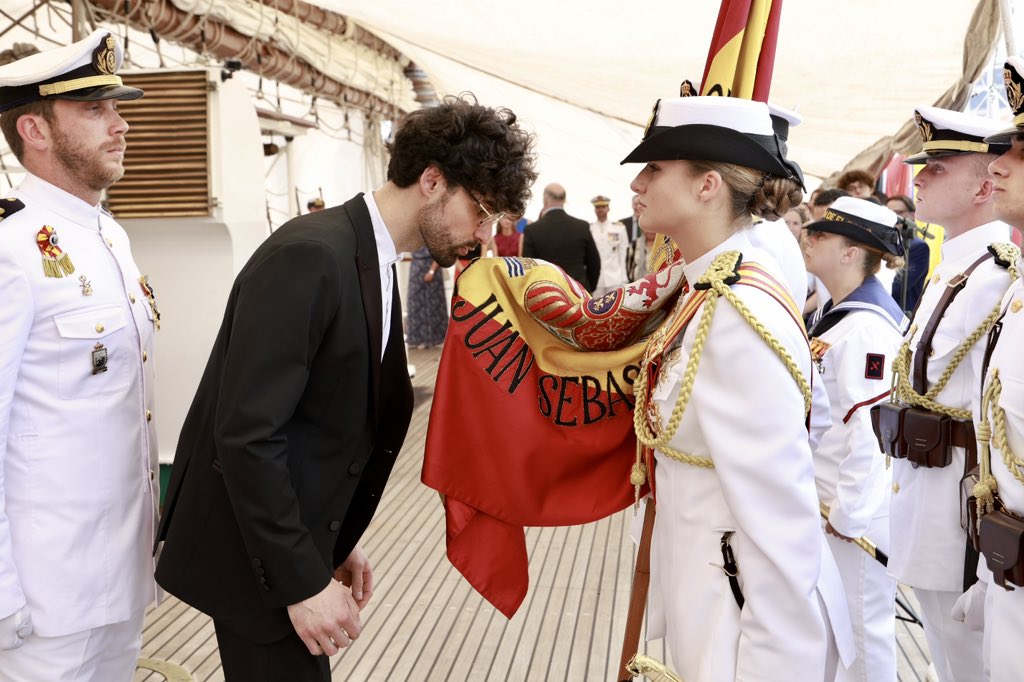 CasaReal's tweet image. La Princesa de Asturias ha oficiado de abanderada en la jura de bandera de españoles residentes en Estados Unidos celebrada durante la escala del Buque Escuela “Juan Sebastián de Elcano” en Nueva York.

➡️casareal.es/ES/actividades…