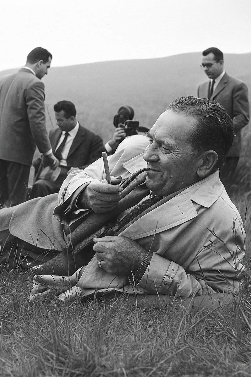 In 1992, Yugoslavia experienced something unimaginable.

Prices doubled every 16 hours.

Daily inflation hit 62%.

By January 1994, monthly inflation reached 313 million percent.

This is the story of one of history's worst monetary disasters: 🧵