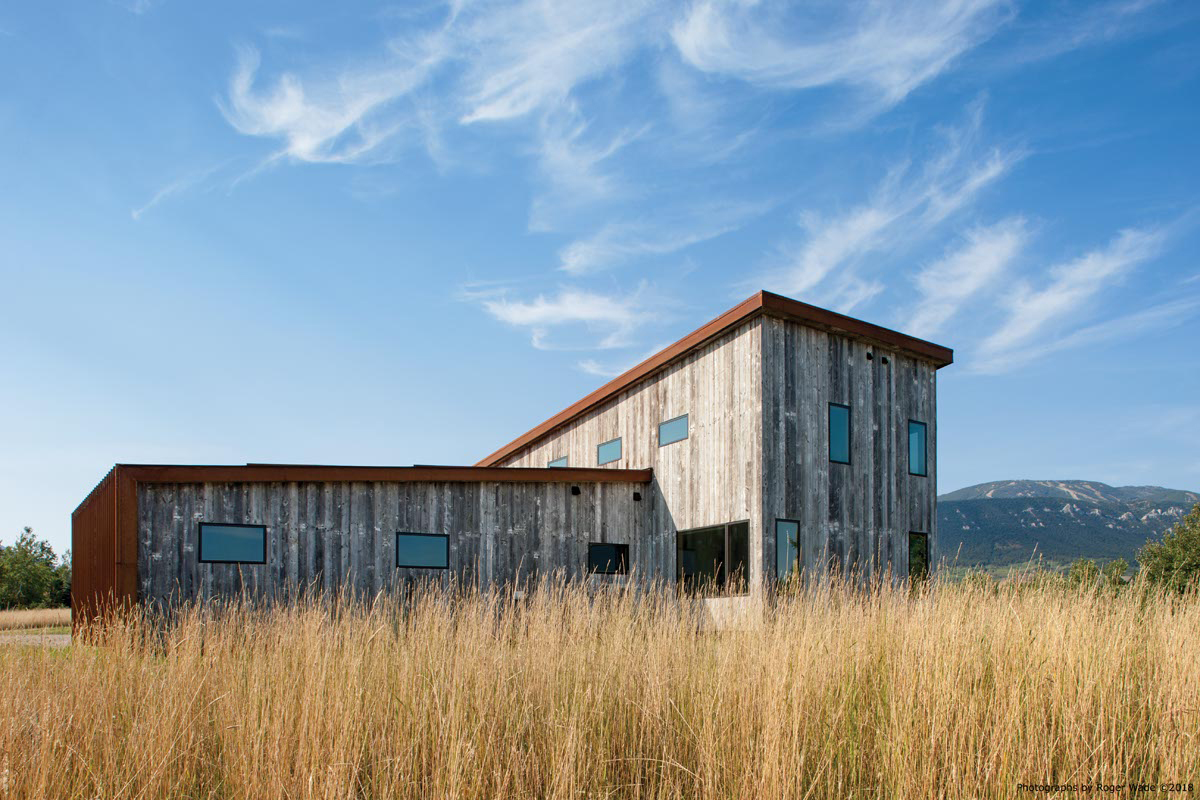 Two components define this home's exterior: reclaimed wood and Kolbe’s VistaLuxe WD LINE. The result is one-of-a-kind:

zurl.co/wCSIq
.
.
.
📷: Roger Wade Studio
📐: Porth Architects
🔨: Timberline Builders, Inc.
🤝: Montana Sash &amp; Door
