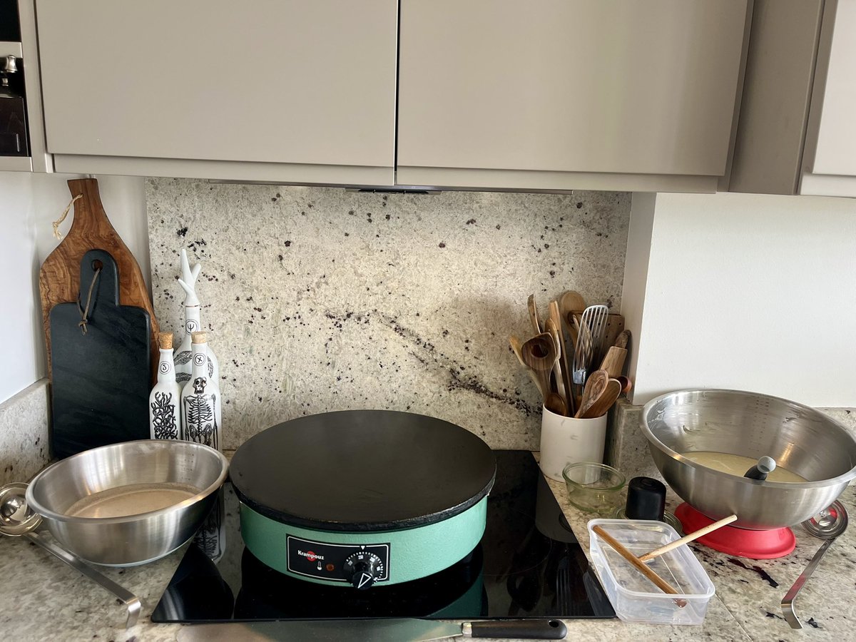 SebChouba's tweet image. Les traditions familiales ont du bon ! Vendredi c’est galettes et crêpes !!!!