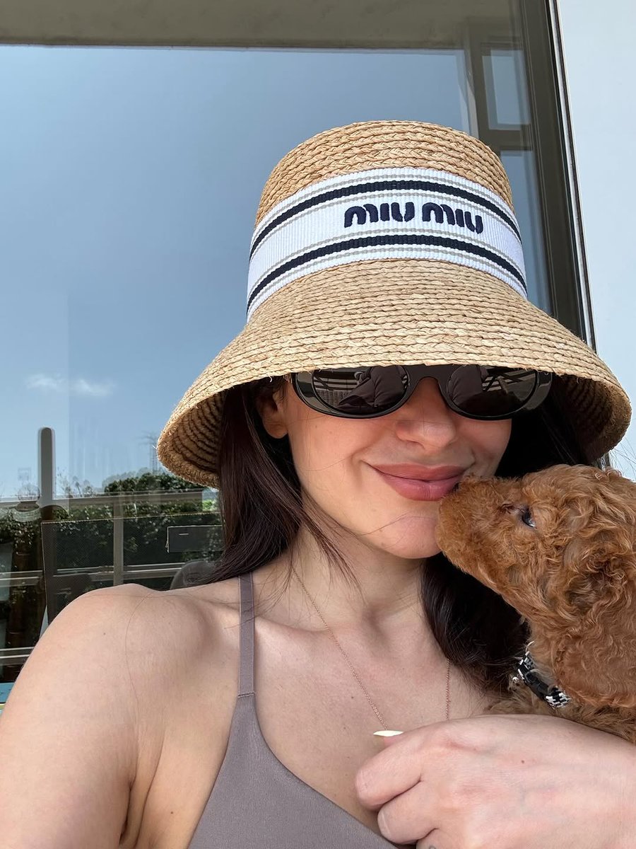 NesrinBrasil's tweet photo. 📸 "Uma história com começo, meio e fim."
Feliz Eid, Nesrin 💫

👜 A musa da Miu Miu sendo elogiada até pelo doguinho 🐶
"How cute is your dog, sweetheart" — e ele não mentiu 💅

#NesrinCavadzade #MiuMiuGirl https://t.co/njXaiPUs38