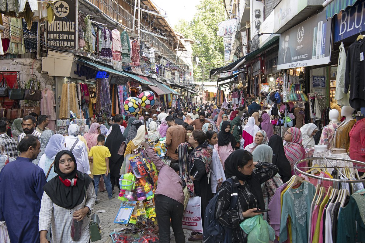 From bakery lines to clothing stores, Srinagar’s markets are bustling with last-minute shoppers ahead of Eid.