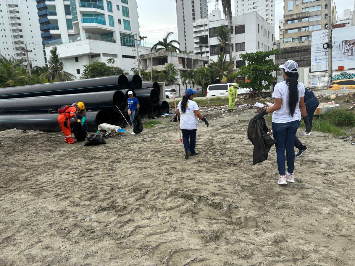🌊 Participamos en la jornada ambiental de limpieza en las playas de Bocagrande No. 4, una acción conjunta por el bienestar de nuestro entorno.

Junto a la UNGRD, el Consorcio Proplaya y la Secretaría de Turismo, trabajamos por una Cartagena ambientalmente amigable💙. 

♻️ Cada