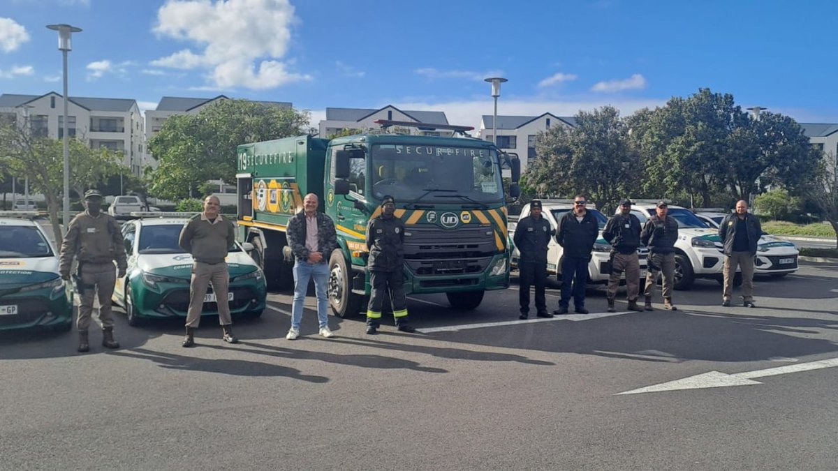 Fidelity_Secure's tweet photo. We're committed to safeguarding the community. Here's our Fidelity SecureFire team with Parktown CPF working together with the chairman, Stephen Wood, to ensure the safety of our neighbourhoods.

#FidelitySecureFire #CapeTown #fightingfires #FidelityServiceGroup #WeareFidelity https://t.co/ObCis5mMmj