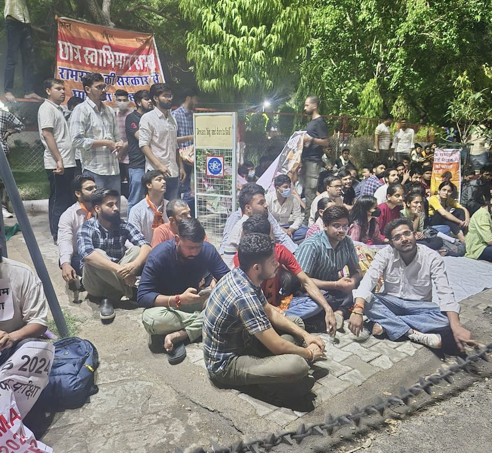 दिन -2  #राजस्थानविश्वविद्यालय में आन्दोलन जारी है 

#RAS_MAINS_POSTPONE_2025 
#RAS_परीक्षा_आगे_करो #RAS_MAINS_स्थगित_करो #RASMAINSPOSTPONE2025
<a href="/arvindchotia/">Arvind Chotia</a> <a href="/8PMnoCM/">राजस्थानी ट्वीट</a> <a href="/nirmal_pareek93/">Nirmal Pareek</a> <a href="/1K_Nazar/">एक नजर</a> <a href="/Zinda_Avdhesh/">Avdhesh</a>