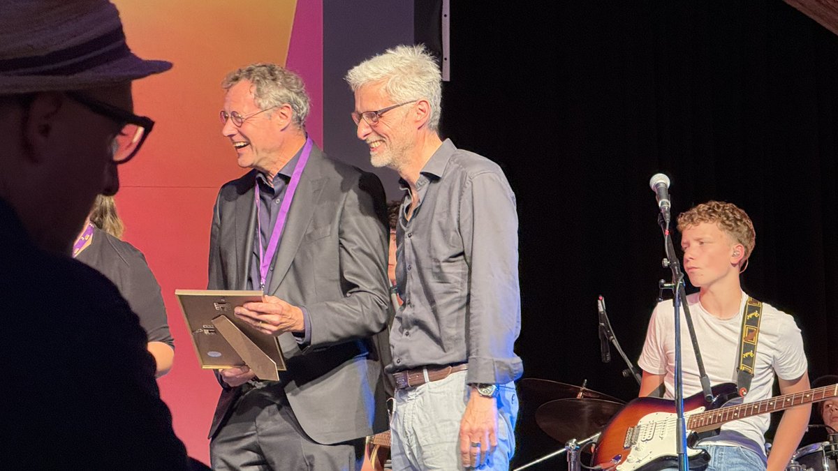 Herzlichen Glückwunsch an „Das geheime Stockwerk“! Hauptpreise beim #GoldenerSpatz 2025 für Fiktion Langfilm, besten Darsteller (Maximilian Reinwald) &amp; Sonderpreis des MP. Ein starker, wichtiger Film – morgen im Kino Erfurt!
de.m.wikipedia.org/wiki/Das_gehei…
goldenerspatz.de