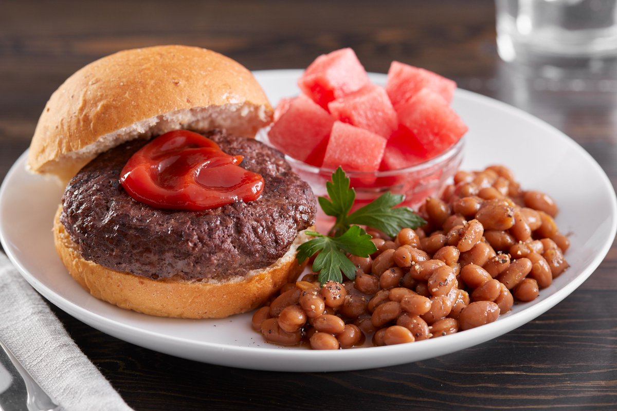 Hello summer! Lunch today is a classic juicy cheeseburger served with a helping of baked beans and applesauce. 🌞🍔