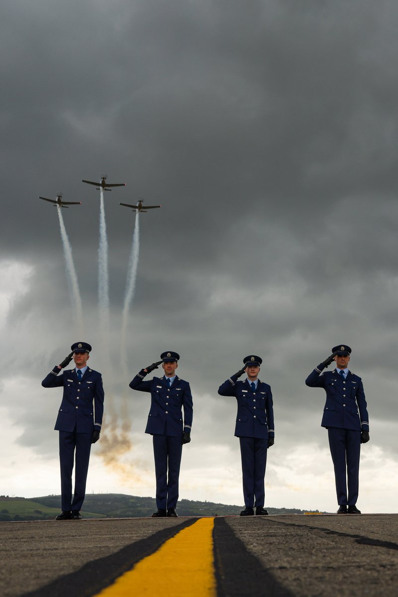 IrishAirCorps's tweet image. Today, Military Pilot Wings were presented to the 30th Young Officers Wings Course after over 3 years of intense military & flying training.
A proud milestone for the newest pilots of the Irish Air Corps.
#IrishAirCorps #30thYOWC #WingsCeremony @defenceforces