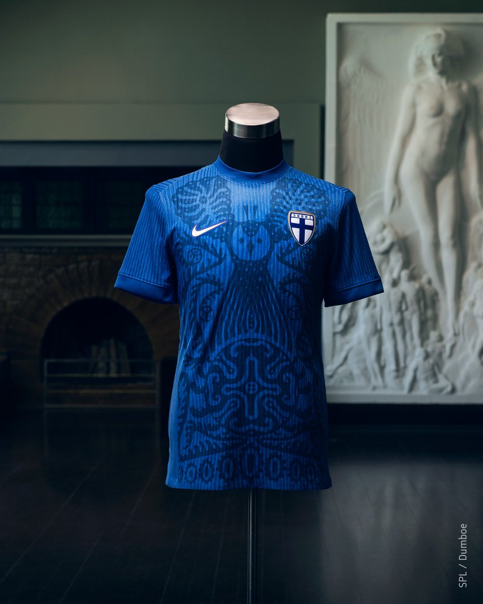 Apresentamos os uniformes da seleção finlandesa de futebol 2025/26, feitos pelo artista Klaus Haapaniemi! Inspirados na natureza e no romantismo nacional, esses padrões desenhados à mão preenchem a icônica faixa azul do uniforme principal e cobrem toda a frente da camisa reserva!