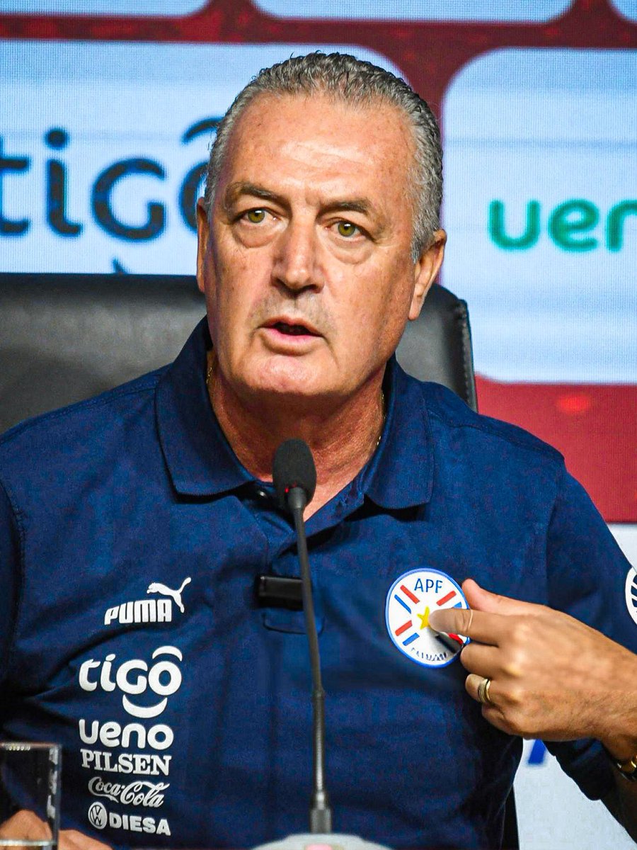 🥺🇵🇾 Uf, qué hermosa declaración de Gustavo Alfaro, sobre el fútbol y la emoción que provoca en el público de Paraguay:

“Yo me dedico a mirar los rostros, a mirar las caras de la gente…

Hoy había un padre con un chiquito en brazos, que estaba tratando de capturar ese momento.