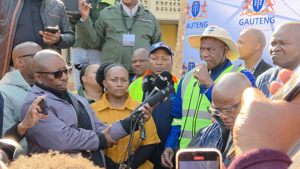 Loyiso_Masuku's tweet photo. [IN PICTURES]: 

Today, led by the Deputy President Paul Mashatile all three spheres of government and stakeholders gathered at the Walter Sisulu Square of Dedication in Kliptown, Soweto to launch the #CleanCitiesCampaign https://t.co/cdq2OvbIqD