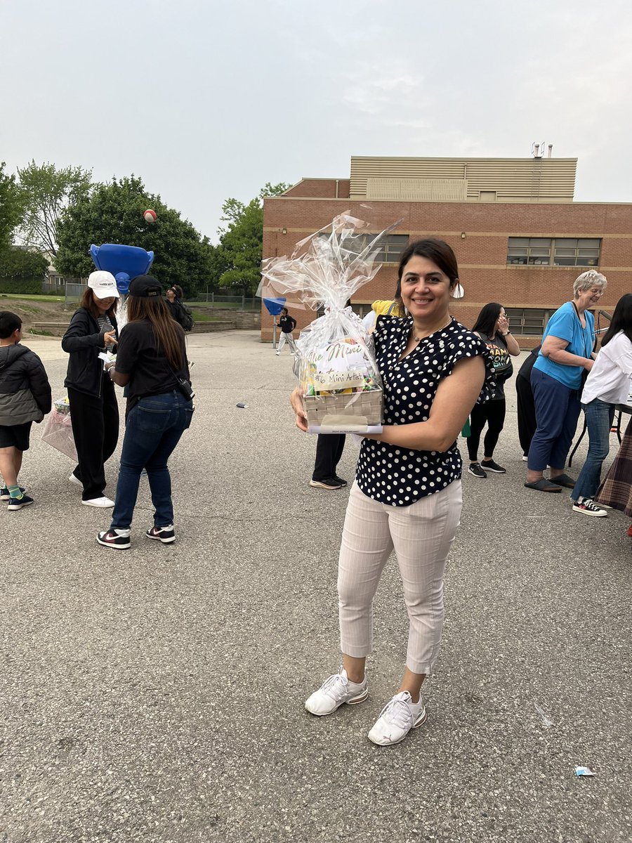 A huge thank you to everyone who took part in our first ever Silent Auction! Your generous bids helped make it a resounding success and supported our incredible student projects! Thank you, staff, for putting this together! Thank you, School Council and parent volunteers!👏👍💐