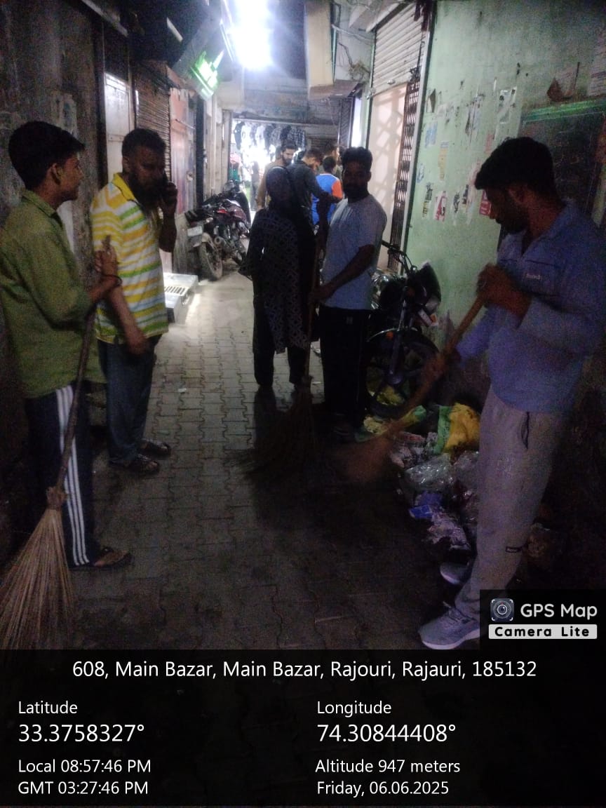 DioRajouri's tweet photo. Night cleaning drive in #Rajouri!
Sanitation team of MC #Rajouri carried out night-time cleaning of Main Bazaar and Old City areas ahead of #EidUlAdha to ensure a clean & hygienic environment for celebrations.
#CleanRajouri #EidPreparation
@diprjk @Abhi1shrma @dmrajouri https://t.co/2cdJhIGYd5