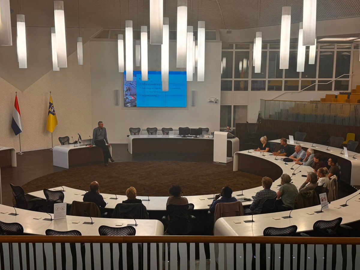 " Lokale politiek: iets voor mij?"

Gisteravond was de 1e van 5 scholingsavonden over oa de lokale politiek en de gemeenteraad in Lelystad.

Van de 14 aanwezigen waren er 4 leden van SP Lelystad bij. 

3 van de 4 leden staan straks op de lijst voor de Gem.raads verkiezingen 2026