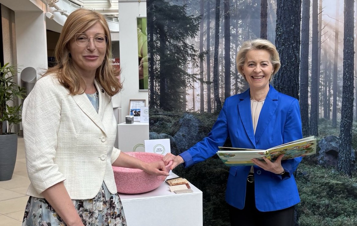 Visited the New Wood exhibition with President Ursula von der Leyen, showcasing innovative wood-based solutions driving the sustainable bioeconomy 🌲. Bio-based materials are key to defossilizing the EU economy. Supported by #HorizonEurope &amp; #CBEJU for a greener future! 🌍💚