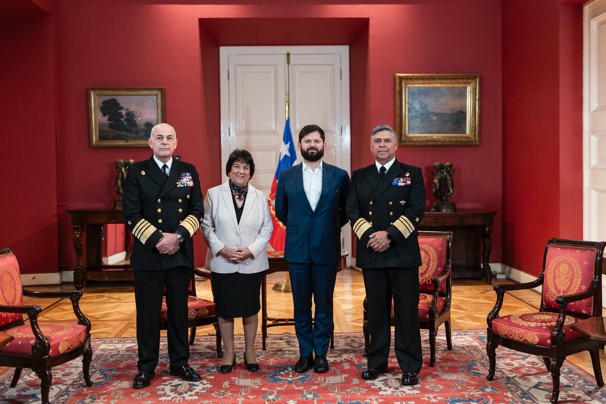 Presidencia de Chile (@presidencia_cl) on Twitter photo El Presidente de la República, Gabriel Boric Font, acompañado por la ministra de Defensa Nacional, Adriana Delpiano, ha designado al Vicealmirante Fernando Cabrera Salazar como nuevo Comandante en Jefe de la Armada de Chile, quien asumirá sus funciones el próximo 18 de junio. 
El El Presidente de la República, Gabriel Boric Font, acompañado por la ministra de Defensa Nacional, Adriana Delpiano, ha designado al Vicealmirante Fernando Cabrera Salazar como nuevo Comandante en Jefe de la Armada de Chile, quien asumirá sus funciones el próximo 18 de junio. 
El