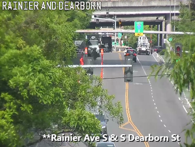 在第10大街的S Dearborn St的道路工作，阻塞了右EB车道。谨慎行事。