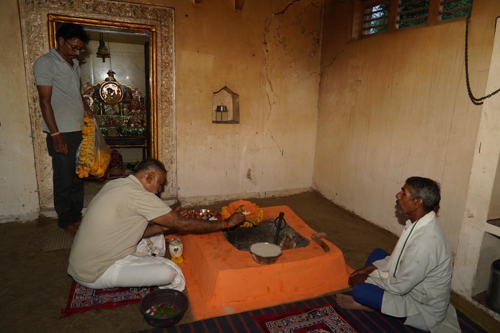 prahladspatel's tweet photo. नर्मदापुरम 'खोकसर' नर्मदा परिक्रमावासियों का तीर्थ है। यहाँ परम पूज्य गौरीशंकर जी  महाराज  की समाधि है। साथ में; मध्यम में श्री गौरीशंकर महाराज जी, उनके शिष्य प्रथम नर्मदानंद महाराज जी, शिष्य के शिष्य काशीनंद जी महाराज की समाधि विराजित है। इसीलिए ये परिक्रमावासियों का तीर्थ है। लेकिन हर कोई अपनी इच्छा से यहाँ नहीं पहुँच पाता है। मुझे नर्मदा परिक्रमा के दौरान यह सौभाग्य मिला था। जब  भैया जी थे, तब मुझे टिक्कर का भोग लगाने की अनुमति मिली थी। तब से यह सौभाग्य मुझे मिलता रहता है। आज वही शुभ दिन है।

 ॐ श्री माॅं!