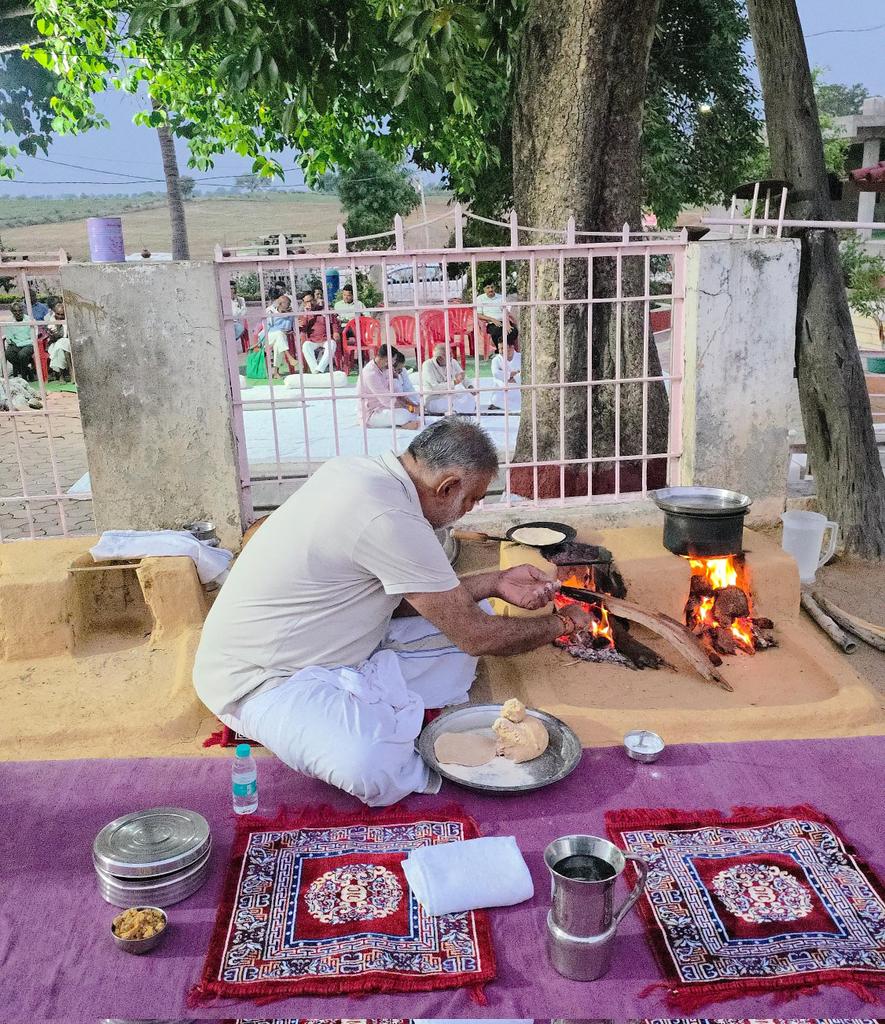 prahladspatel's tweet photo. नर्मदापुरम 'खोकसर' नर्मदा परिक्रमावासियों का तीर्थ है। यहाँ परम पूज्य गौरीशंकर जी  महाराज  की समाधि है। साथ में; मध्यम में श्री गौरीशंकर महाराज जी, उनके शिष्य प्रथम नर्मदानंद महाराज जी, शिष्य के शिष्य काशीनंद जी महाराज की समाधि विराजित है। इसीलिए ये परिक्रमावासियों का तीर्थ है। लेकिन हर कोई अपनी इच्छा से यहाँ नहीं पहुँच पाता है। मुझे नर्मदा परिक्रमा के दौरान यह सौभाग्य मिला था। जब  भैया जी थे, तब मुझे टिक्कर का भोग लगाने की अनुमति मिली थी। तब से यह सौभाग्य मुझे मिलता रहता है। आज वही शुभ दिन है।

 ॐ श्री माॅं!