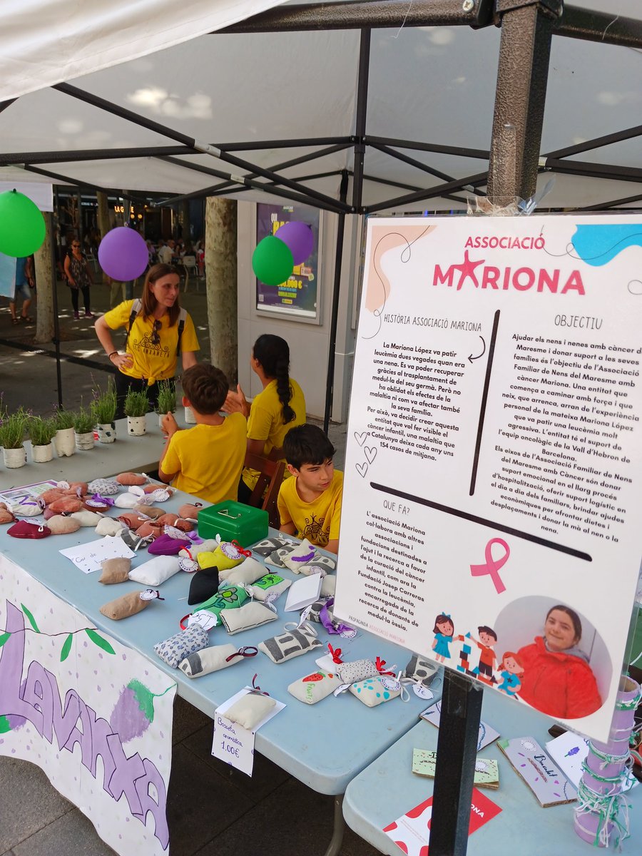 EducacioMataro's tweet photo. Les cooperatives escolars Lavanxa i AnxaShop han estat a la plaça de Santa Anna venent els productes que han elaborat en el marc del projecte #CuEmE

@educadiba @EscolaAnxaneta https://t.co/JtWbmSHc87