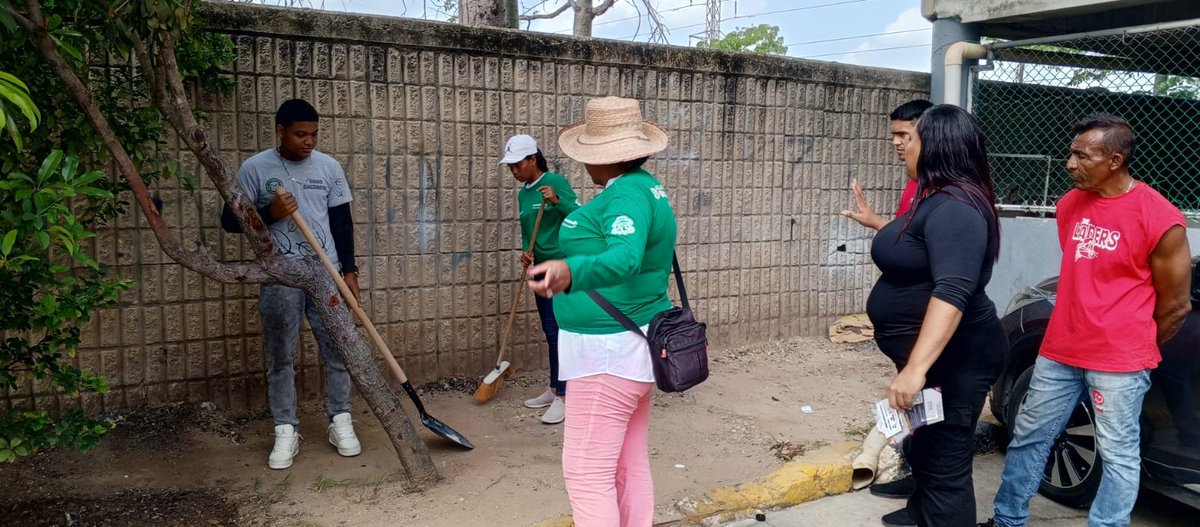 FuvadisDDHH's tweet photo. 🌿 En el Día Mundial del Medio Ambiente, llevamos nuestro compromiso al barrio Las Gardenias en Barranquilla. Juntos sembramos, limpiamos y concientizamos por un entorno más verde y saludable. ¡Pequeñas acciones, grandes cambios! 💚 #DíaDelMedioAmbiente https://t.co/rl6VGymCgg