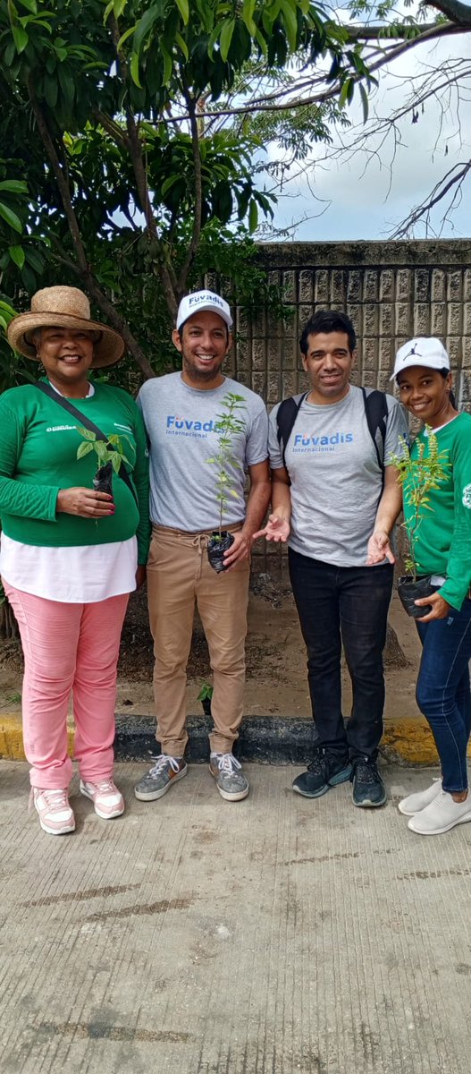 🌿 En el Día Mundial del Medio Ambiente, llevamos nuestro compromiso al barrio Las Gardenias en Barranquilla. Juntos sembramos, limpiamos y concientizamos por un entorno más verde y saludable. ¡Pequeñas acciones, grandes cambios! 💚 #DíaDelMedioAmbiente