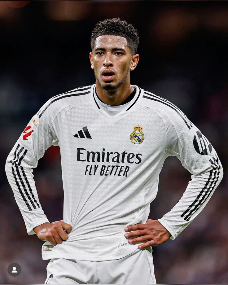 La misma camiseta y le han metido una línea amarilla jajajajaja