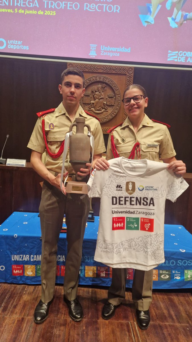 CUDZaragoza's tweet image. El @CUDZaragoza recibe el ánfora de campeón del #TrofeoRector del curso 2024-2025 durante la celebración de la Gala del Deporte Universitario 2025 de la Universidad de Zaragoza cud-agm.es/news/item/95