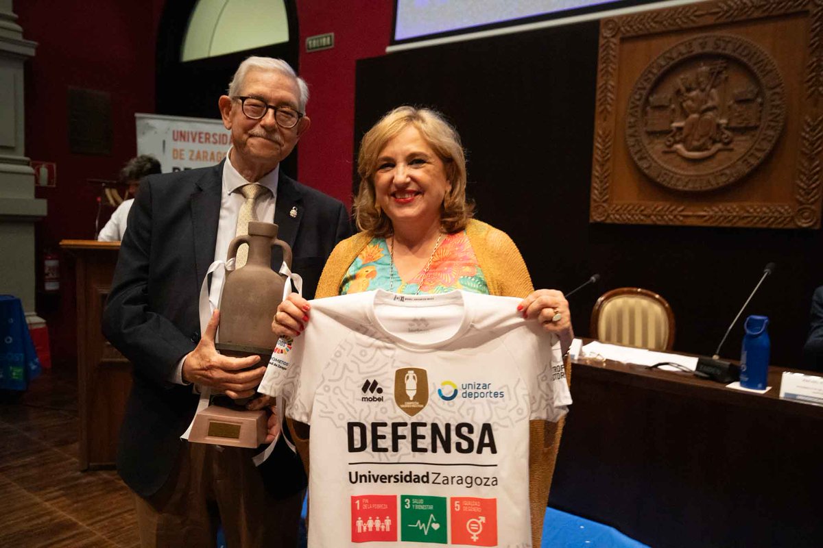 CUDZaragoza's tweet image. El @CUDZaragoza recibe el ánfora de campeón del #TrofeoRector del curso 2024-2025 durante la celebración de la Gala del Deporte Universitario 2025 de la Universidad de Zaragoza cud-agm.es/news/item/95