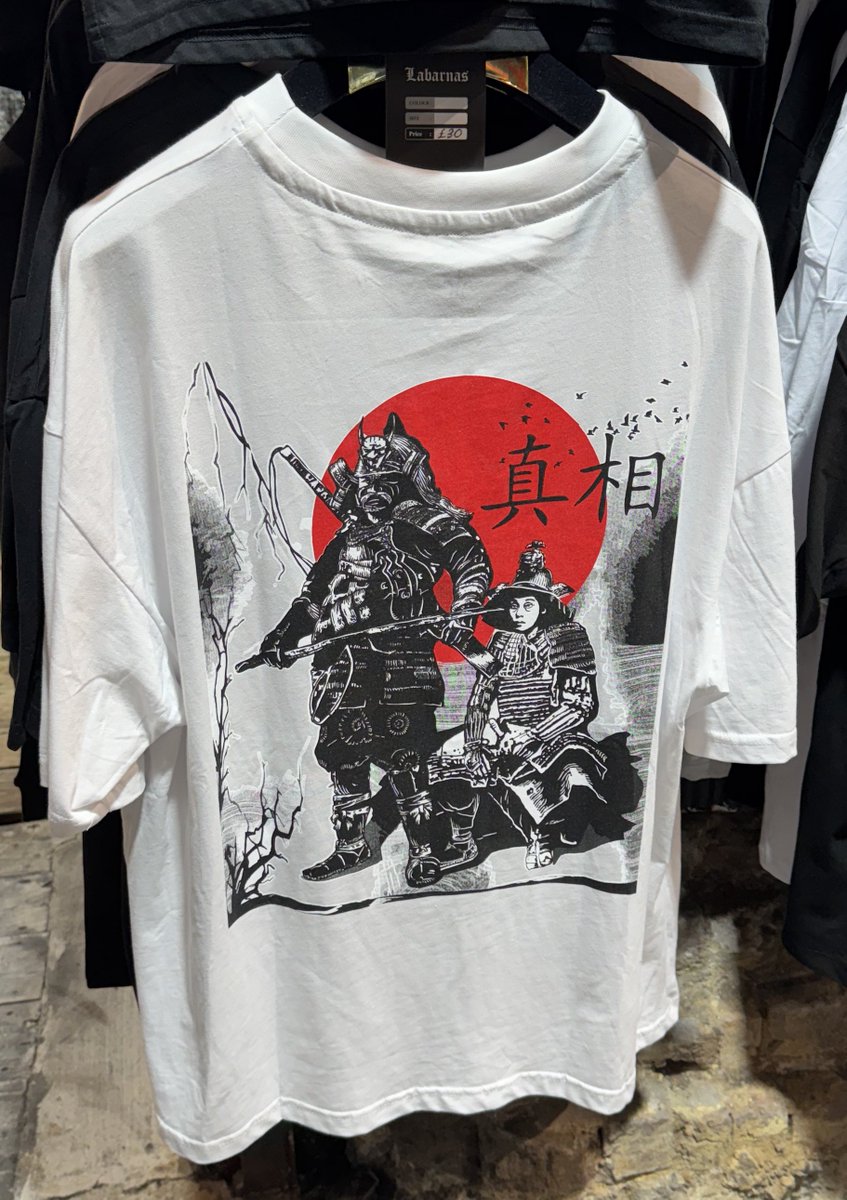 日本人が着てる横文字Tシャツも英語圏の人にはこんな感じに見えてるんだろうな〜。謎の「真相」