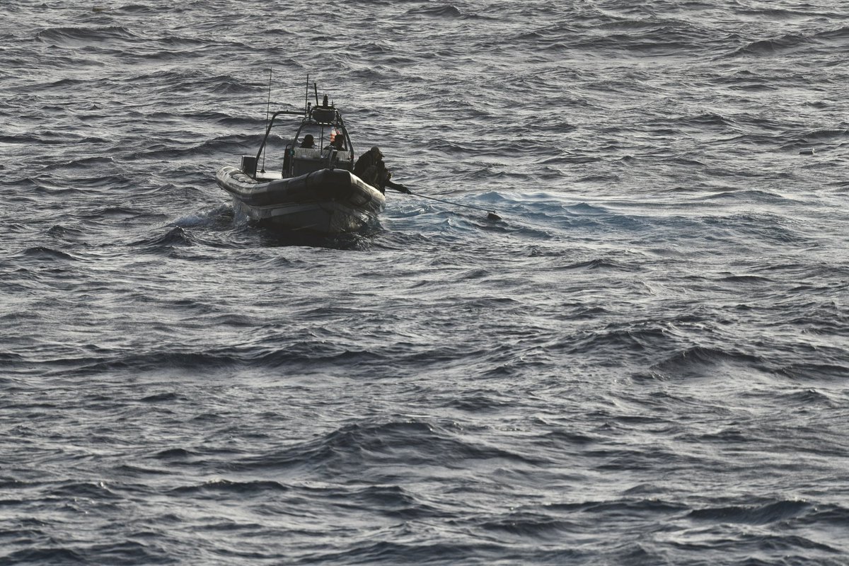 Mooie binnenkomer voor het nieuwe stationschip Zr.Ms. Friesland. Op de eerste operationele dag werd gelijk 3000 kilo drugs onderschept!

defensie.nl/actueel/nieuws…