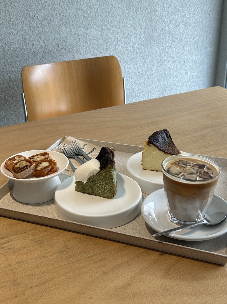 평화롭다
이러고 보드게임카페 가서 더운 날씨에 시원하게 노니까 더 좋아