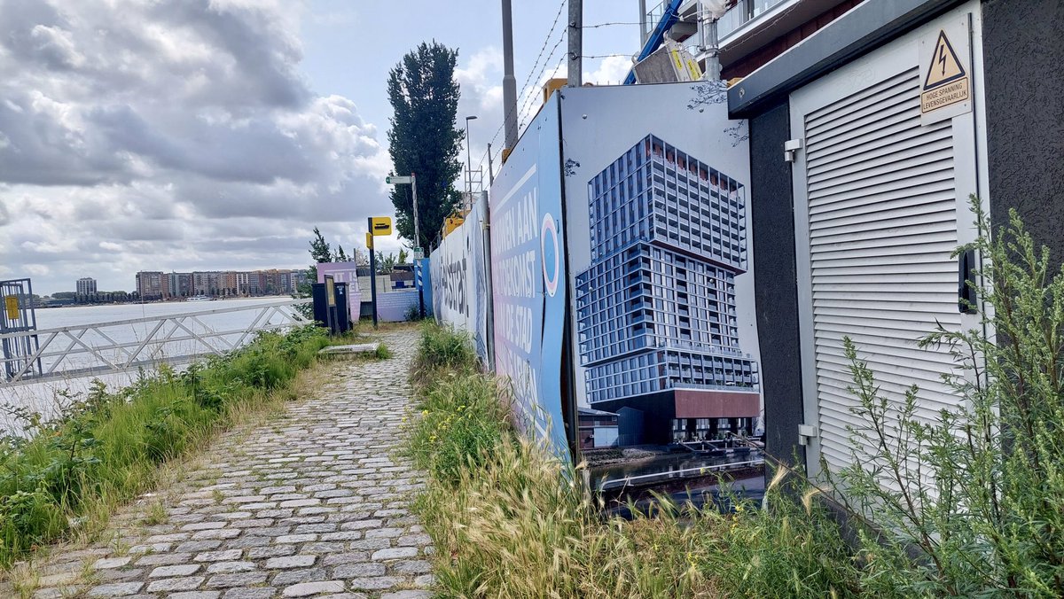 zwerfieRdam's tweet image. De Piekstraat is nu een bedrijventerrein, maar zal de komende decennia veranderen in een gebied met duizenden woningen. 
Nog vóórdat de eerste nieuwe woontoren is opgeleverd start met steun van @zwerfieRdam al een opruimgroep met toekomstige bewoners...