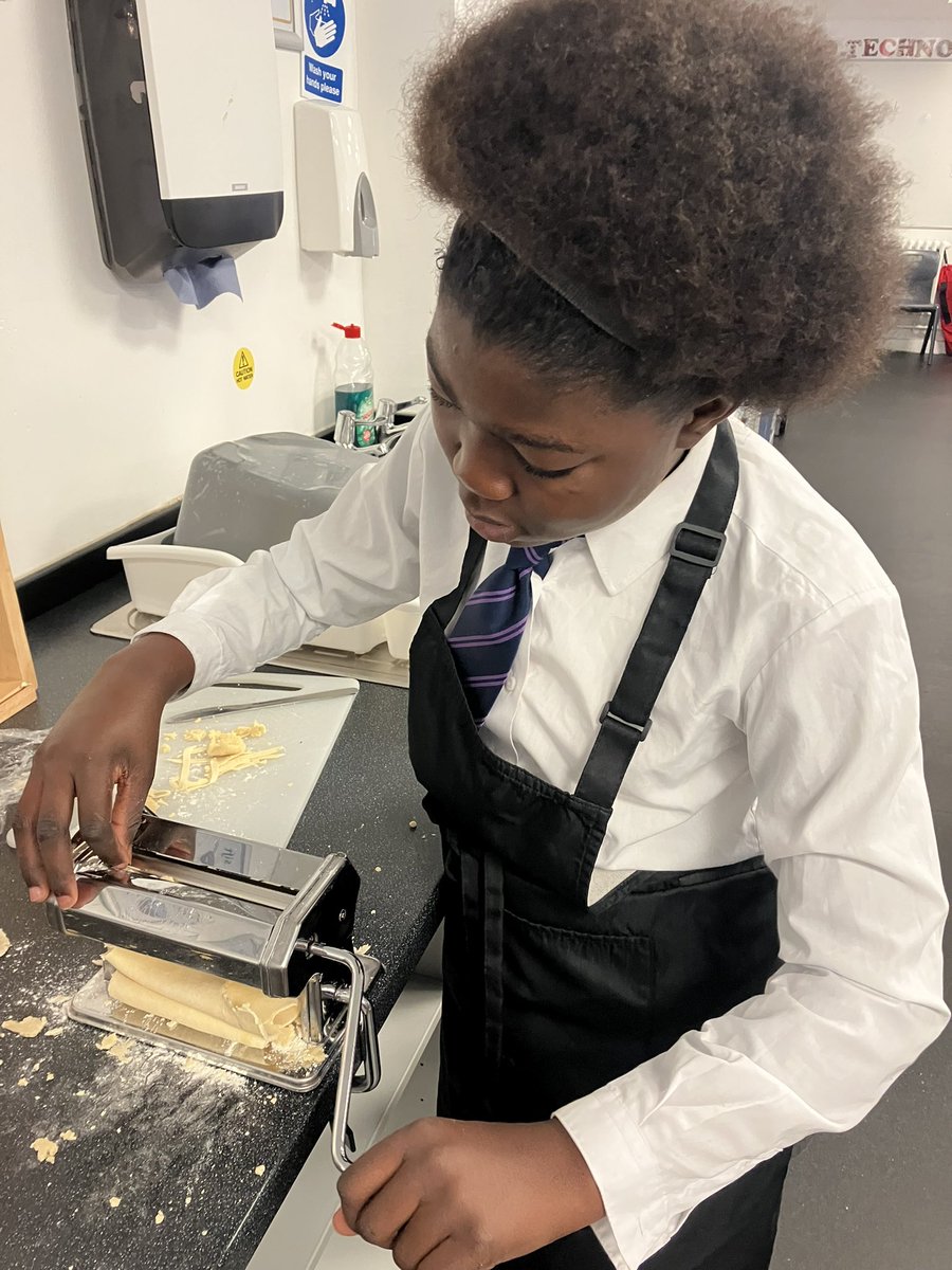 Three different classes! Two ingredients 🙌 lots of concentration! I don’t think I’ve ever told Edison it’s time for home you must finish 🙃 
#pasta
#confidence 
#HealthyLife